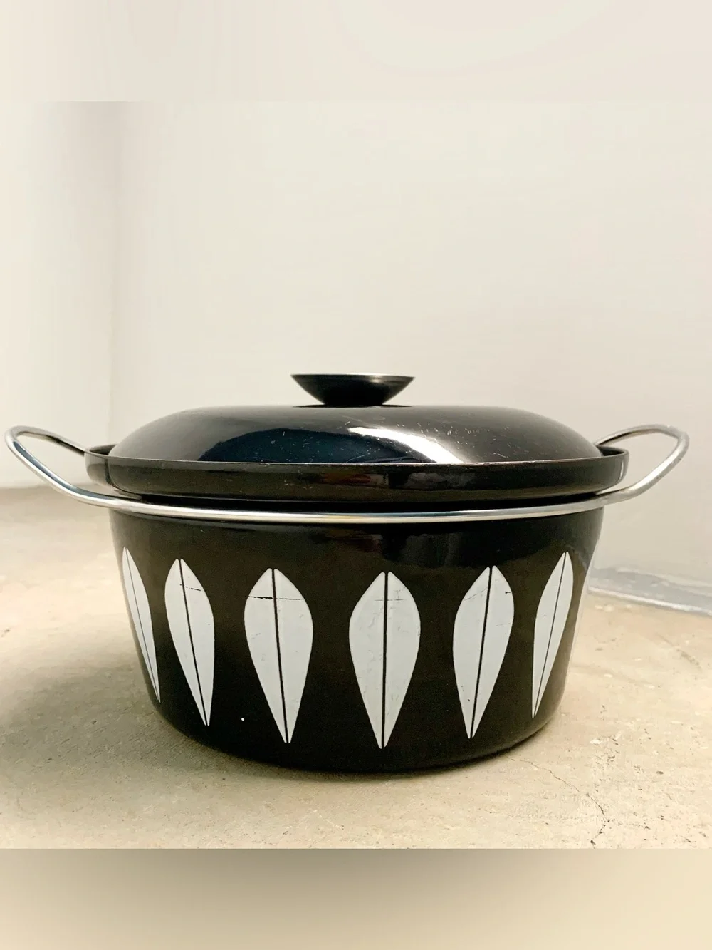 Cathrineholm Lotus Black Enamel Dutch Oven Casserole Pot With Handles and Lid